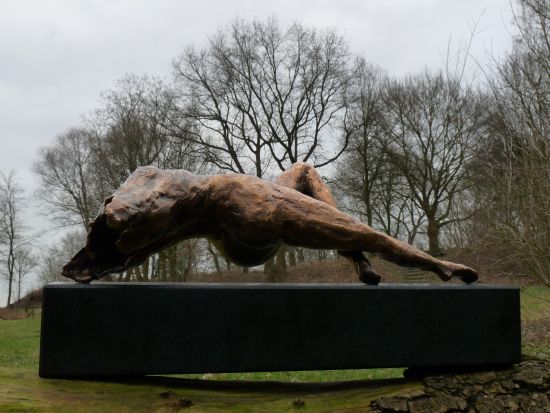 Sans gene-zonder gene is een brons vrouwelijk naakt. Lieflijk, elegant, vol gratie en sterk sensueel. Een intens fysiek beeld van een vrouw, vastgelegd op een ogenblik van expressieve extase.| bronzen beelden en tuinbeelden van Jeanette Jansen |